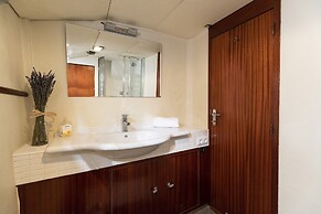 Luxury Boat in Port Forum