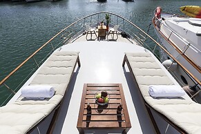 Luxury Boat in Port Forum