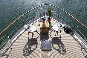 Luxury Boat in Port Forum