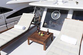 Luxury Boat in Port Forum