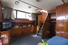 Luxury Boat in Port Forum