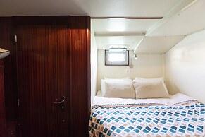 Luxury Boat in Port Forum