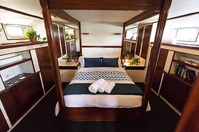 Luxury Boat in Port Forum