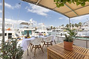 Luxury Boat in Port Forum