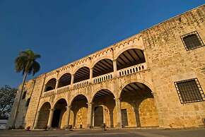 Golden House Hotel & Restaurant