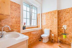 Bright & Beautiful Top Floor Graça Flat