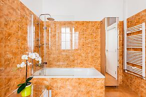 Bright & Beautiful Top Floor Graça Flat