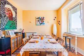 Bright & Beautiful Top Floor Graça Flat