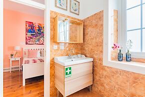 Bright & Beautiful Top Floor Graça Flat