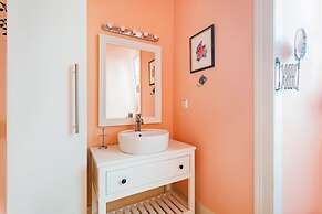 Bright & Beautiful Top Floor Graça Flat