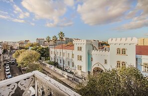 Bright & Beautiful Top Floor Graça Flat