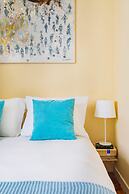 Bright & Beautiful Top Floor Graça Flat