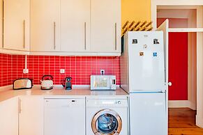 Bright & Beautiful Top Floor Graça Flat