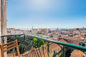 Bright & Beautiful Top Floor Graça Flat