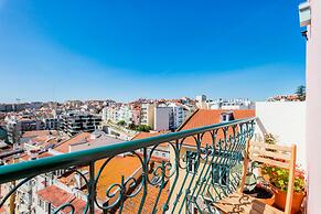 Bright & Beautiful Top Floor Graça Flat