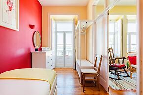 Bright & Beautiful Top Floor Graça Flat