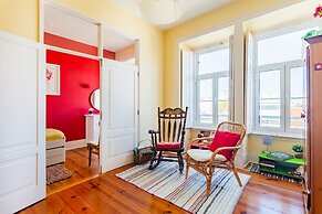 Bright & Beautiful Top Floor Graça Flat