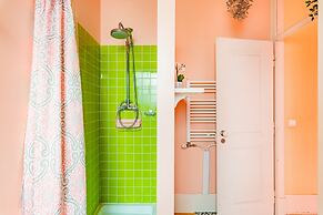 Bright & Beautiful Top Floor Graça Flat