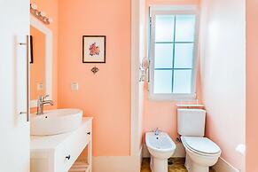 Bright & Beautiful Top Floor Graça Flat