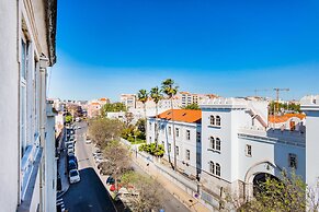 Bright & Beautiful Top Floor Graça Flat