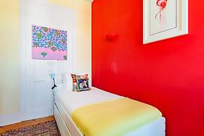 Bright & Beautiful Top Floor Graça Flat