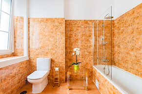 Bright & Beautiful Top Floor Graça Flat