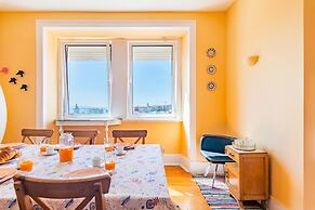 Bright & Beautiful Top Floor Graça Flat