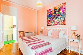 Bright & Beautiful Top Floor Graça Flat