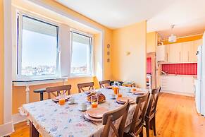 Bright & Beautiful Top Floor Graça Flat