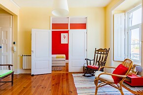 Bright & Beautiful Top Floor Graça Flat