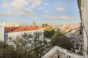 Bright & Beautiful Top Floor Graça Flat