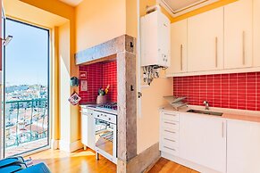 Bright & Beautiful Top Floor Graça Flat