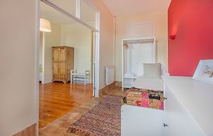 Bright & Beautiful Top Floor Graça Flat