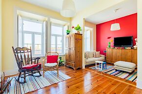 Bright & Beautiful Top Floor Graça Flat