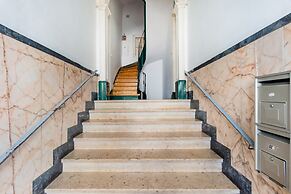 Bright & Beautiful Top Floor Graça Flat