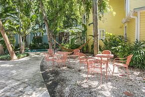 Miami River Inn By Renzzi