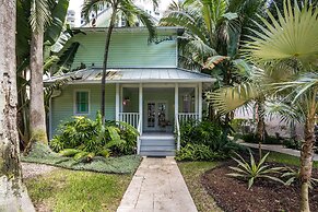 Miami River Inn By Renzzi