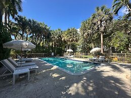 Miami River Inn By Renzzi