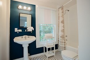 Miami River Inn By Renzzi