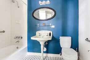 Miami River Inn By Renzzi