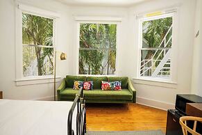 Miami River Inn By Renzzi