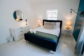 Miami River Inn By Renzzi