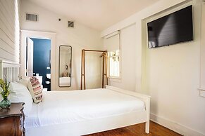 Miami River Inn By Renzzi