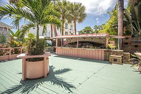 Miami River Inn By Renzzi