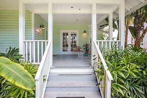 Miami River Inn By Renzzi