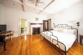 Miami River Inn By Renzzi