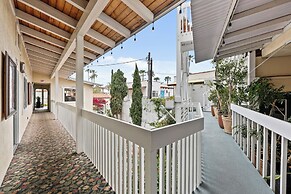 Catalina Courtyard Suites