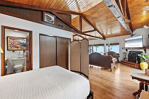 Catalina Courtyard Suites