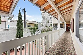 Catalina Courtyard Suites
