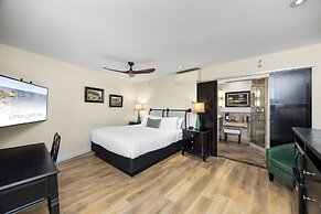 Catalina Courtyard Suites